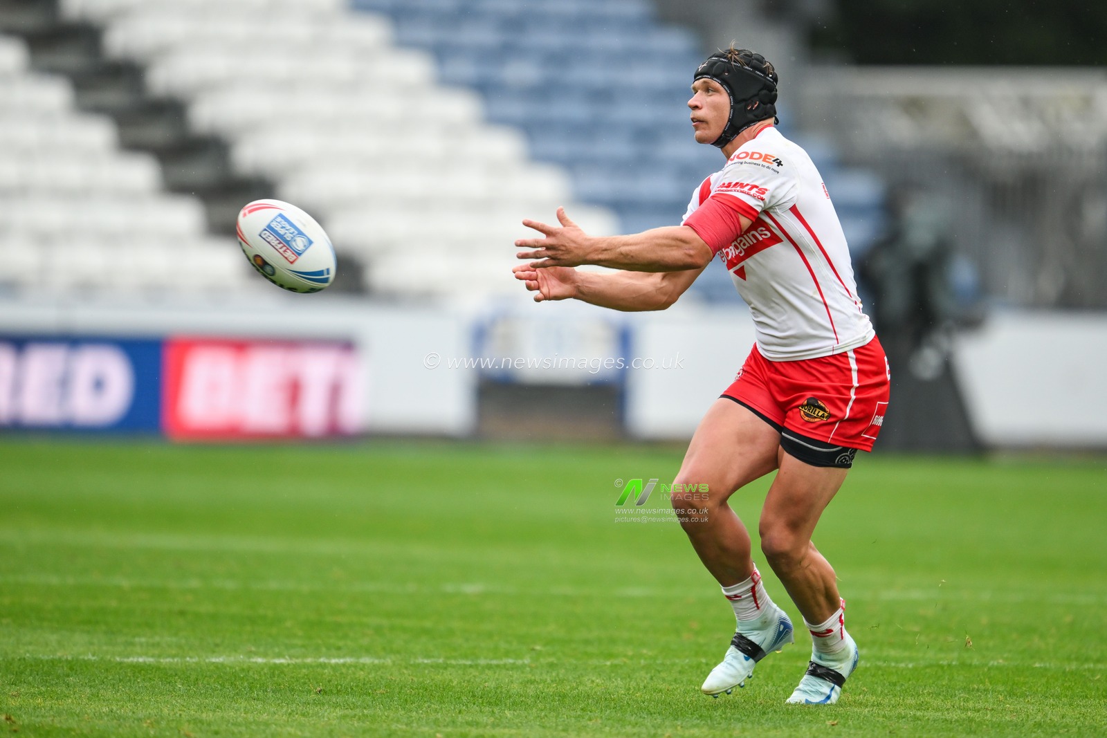 Jonny Lomax of St. Helens passes the ball during the Betfred Super League Round 24 match Huddersfield Giants vs St Helens at John Smith's Stadium, Huddersfield, United Kingdom, 1st September 2024

(Photo by Craig Thomas/News Images)