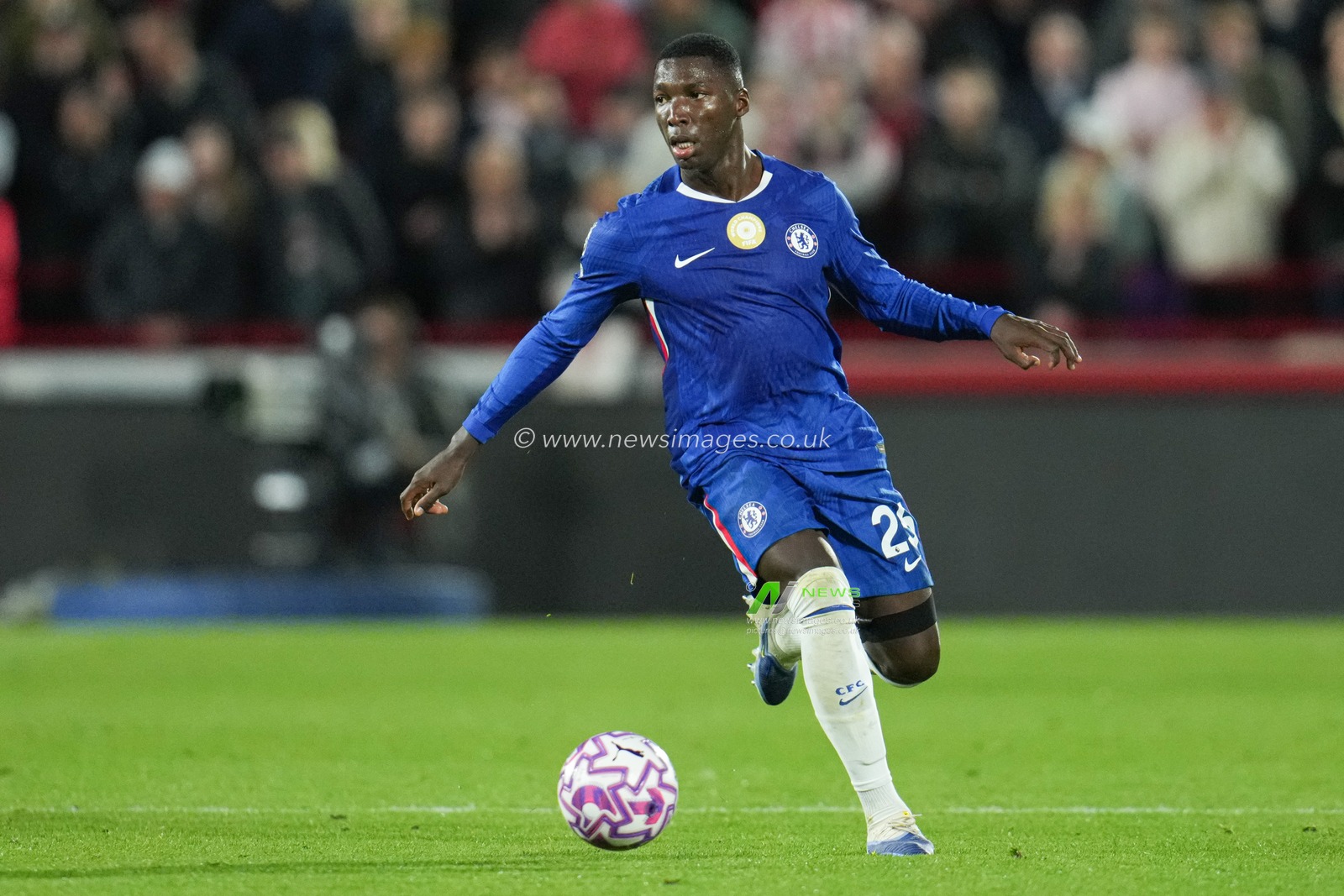 Moisés Caicedo of Chelsea on the ball during the Premier League match Brentford vs Chelsea at The Gtech Community Stadium, London, United Kingdom, 13th September 2025

(Photo by Harvey Murphy/News Images)