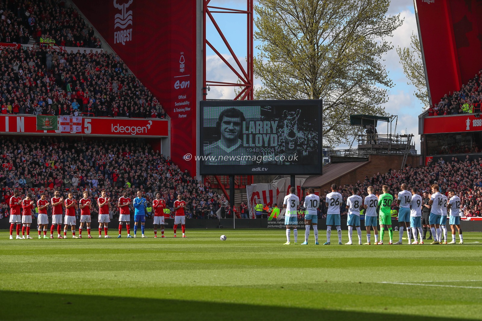 The players have a minute applaud for Larry Lloyd during the Premier League match Nottingham Forest vs Crystal Palace at City Ground, Nottingham, United Kingdom, 30th March 2024

(Photo by Gareth Evans/News Images)