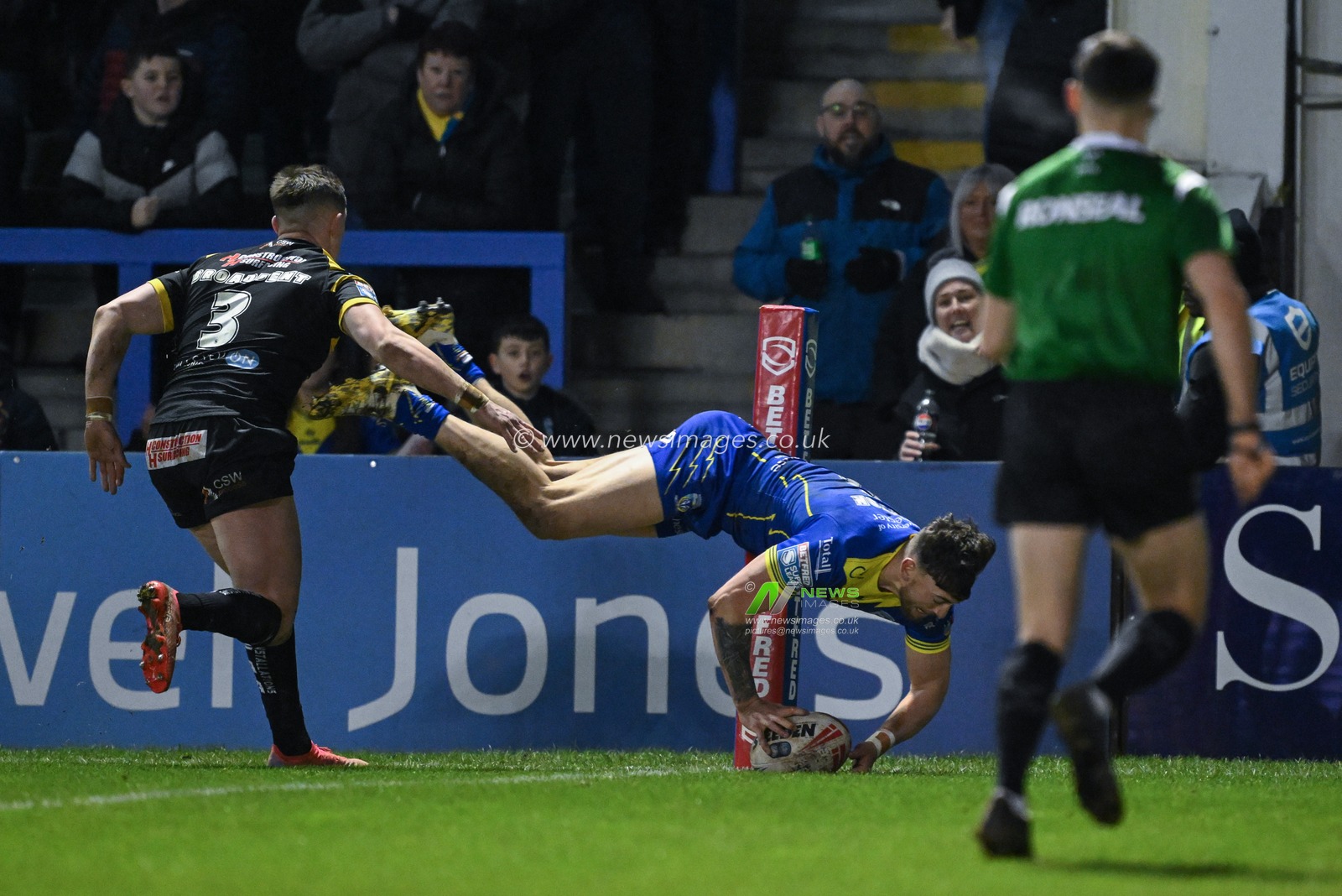 Matty Ashton of Warrington Wolves goes over for a try during the Betfred Super League Round 3 match Warrington Wolves vs Castleford Tigers at Halliwell Jones Stadium, Warrington, United Kingdom, 1st March 2024

(Photo by Craig Thomas/News Images)