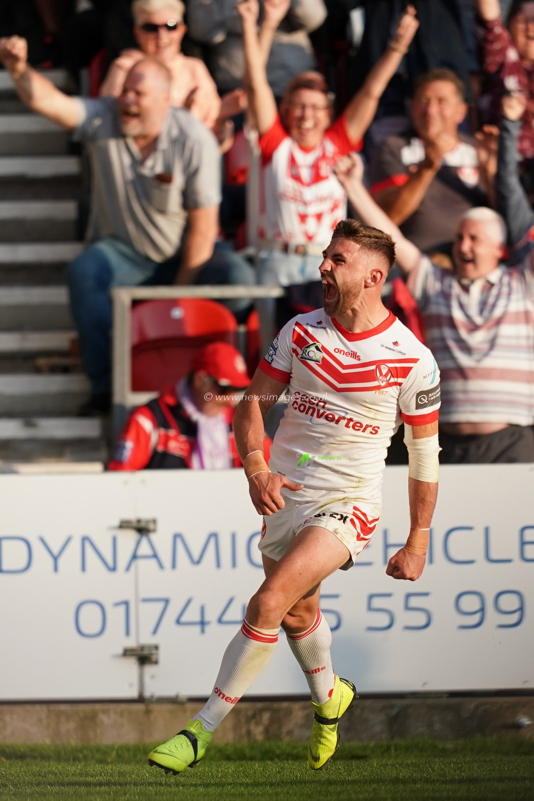 St. Helens's Tom Makinson celebrates scoring his sides second try


St Helens vs Wigan Warriors, 12th July 2019, Totally Wicked Stadium, St Helens, England;  Betfred Super League,  

Credit: Terry Donnelly
