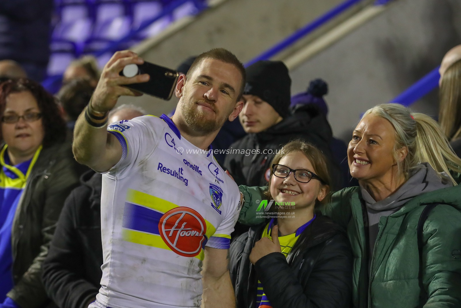 Matt Dufty #1 of Warrington Wolves takes a photo with a young fan after the Betfred Super League Round 3 match Warrington Wolves vs Salford Red Devils at Halliwell Jones Stadium, Warrington, United Kingdom, 2nd March 2023

(Photo by Gareth Evans/News Images)