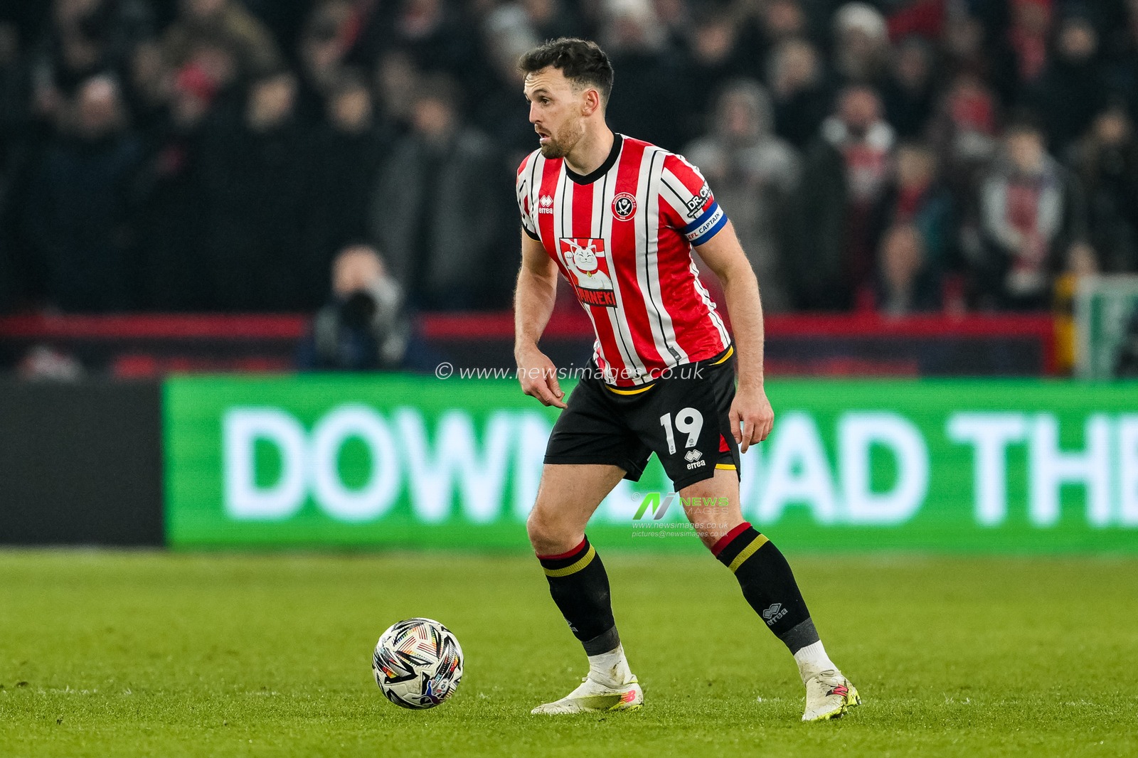 Jack Robinson of Sheffield United runs with the ball during the Sky Bet Championship match Sheffield United vs Middlesbrough at Bramall Lane, Sheffield, United Kingdom, 12th February 2025

(Photo by Craig Thomas/News Images)