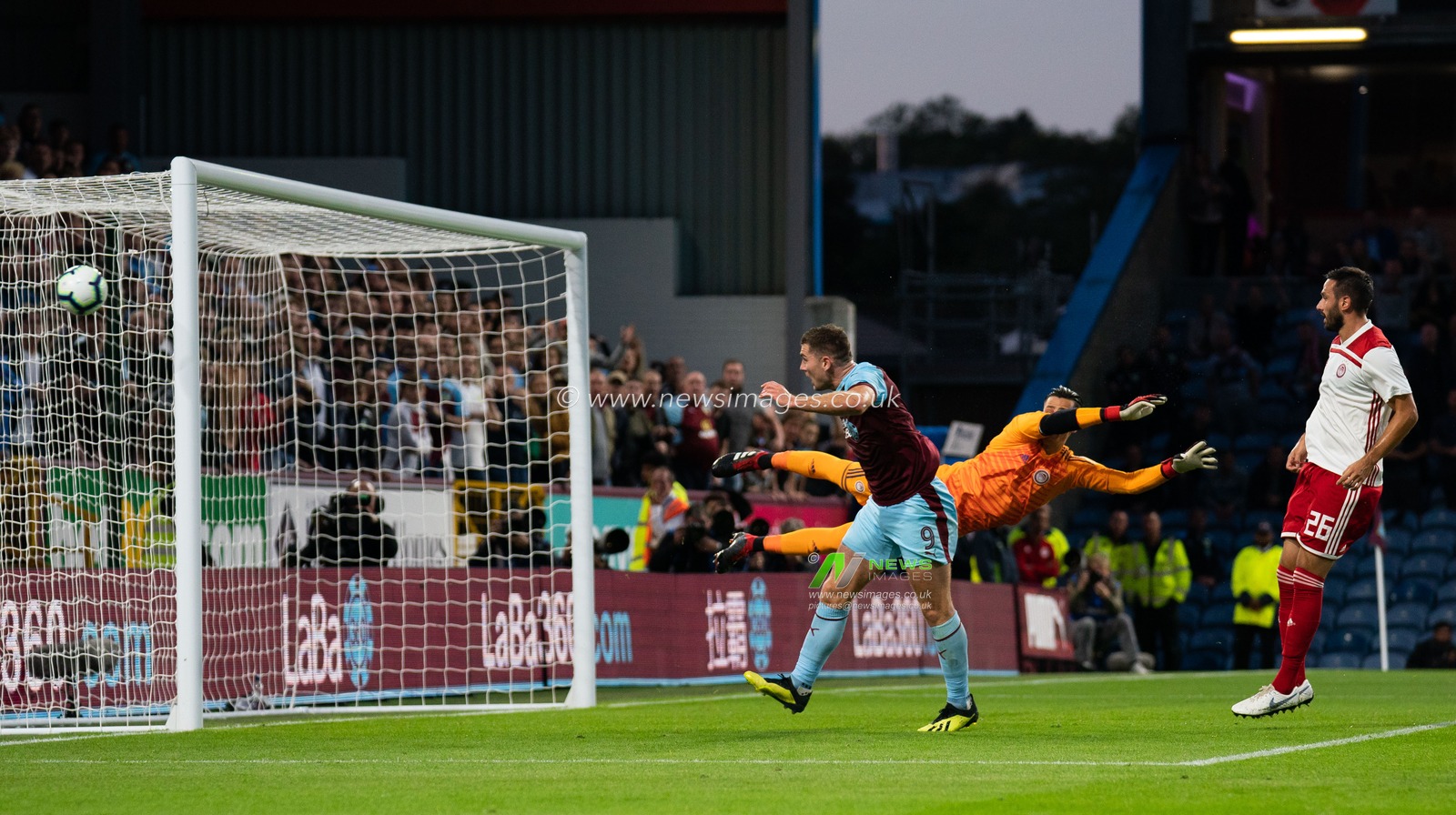 Burnley's Sam Vokes goes close to scoring

30th August 2018, Turf Moor, Burnley, England; UEFA Europa League, Play off leg 2 of 2, Burnley v Olympiacos FC