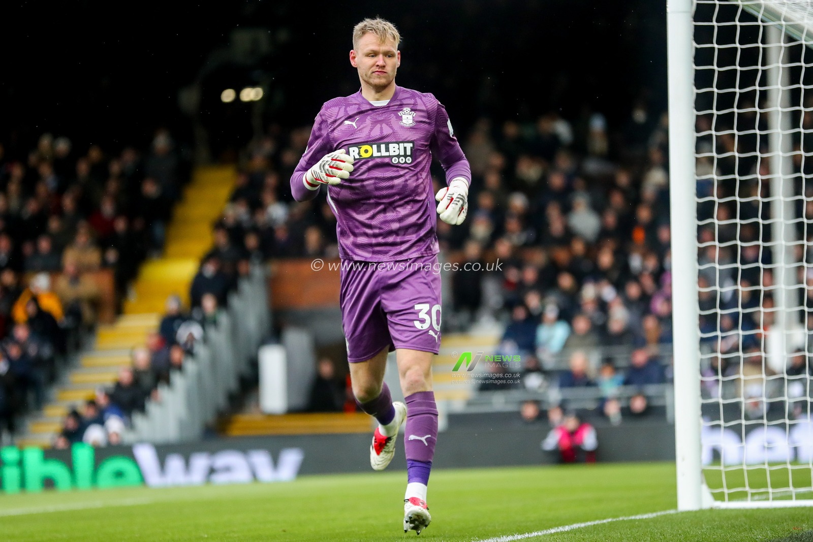 Aaron Ramsdale of Southampton reacts during the Premier League match Fulham vs Southampton at Craven Cottage, London, United Kingdom, 22nd December 2024

(Photo by Izzy Poles/News Images)