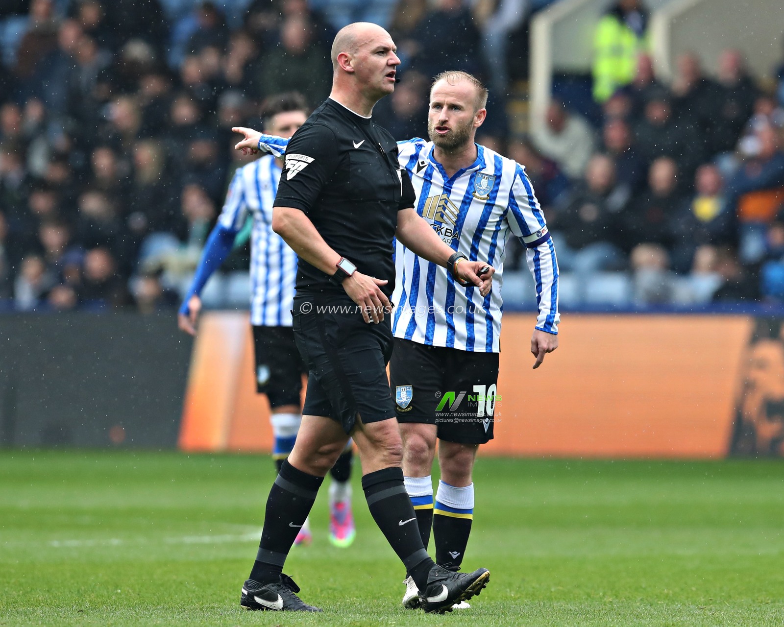Barry Bannan of Sheffield Wednesday appeals to Referee Robert Madley during the Sky Bet Championship match Sheffield Wednesday vs Middlesbrough at Hillsborough, Sheffield, United Kingdom, 21st April 2025

(Photo by Sam Eaden/News Images)