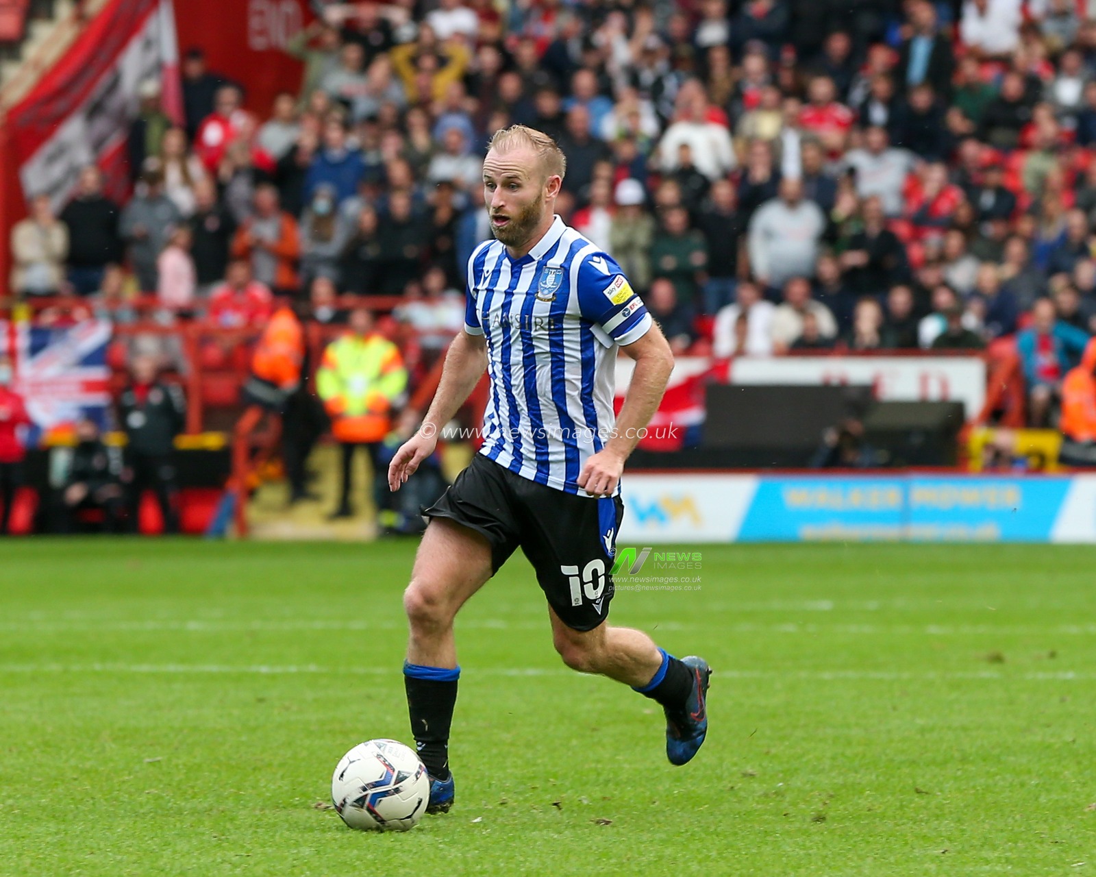 Barry Bannan  #10 of Sheffield Wednesday dribbles the ball