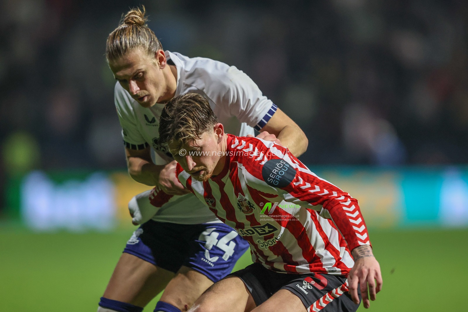 Dennis Cirkin of Sunderland holds off Brad Potts of Preston North End during the Sky Bet Championship match Preston North End vs Sunderland at Deepdale, Preston, United Kingdom, 6th November 2024

(Photo by Alfie Cosgrove/News Images)