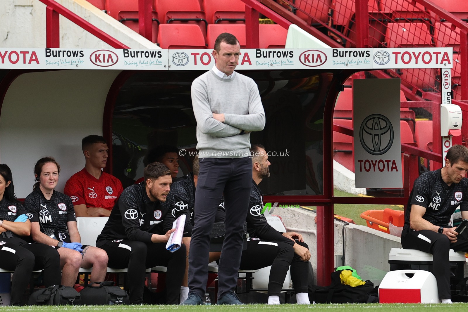 Neill Collins Head coach of Barnsley looks on during the Sky Bet League 1 match Barnsley vs Port Vale at Oakwell, Barnsley, United Kingdom, 5th August 2023

(Photo by Mark Cosgrove/News Images)
