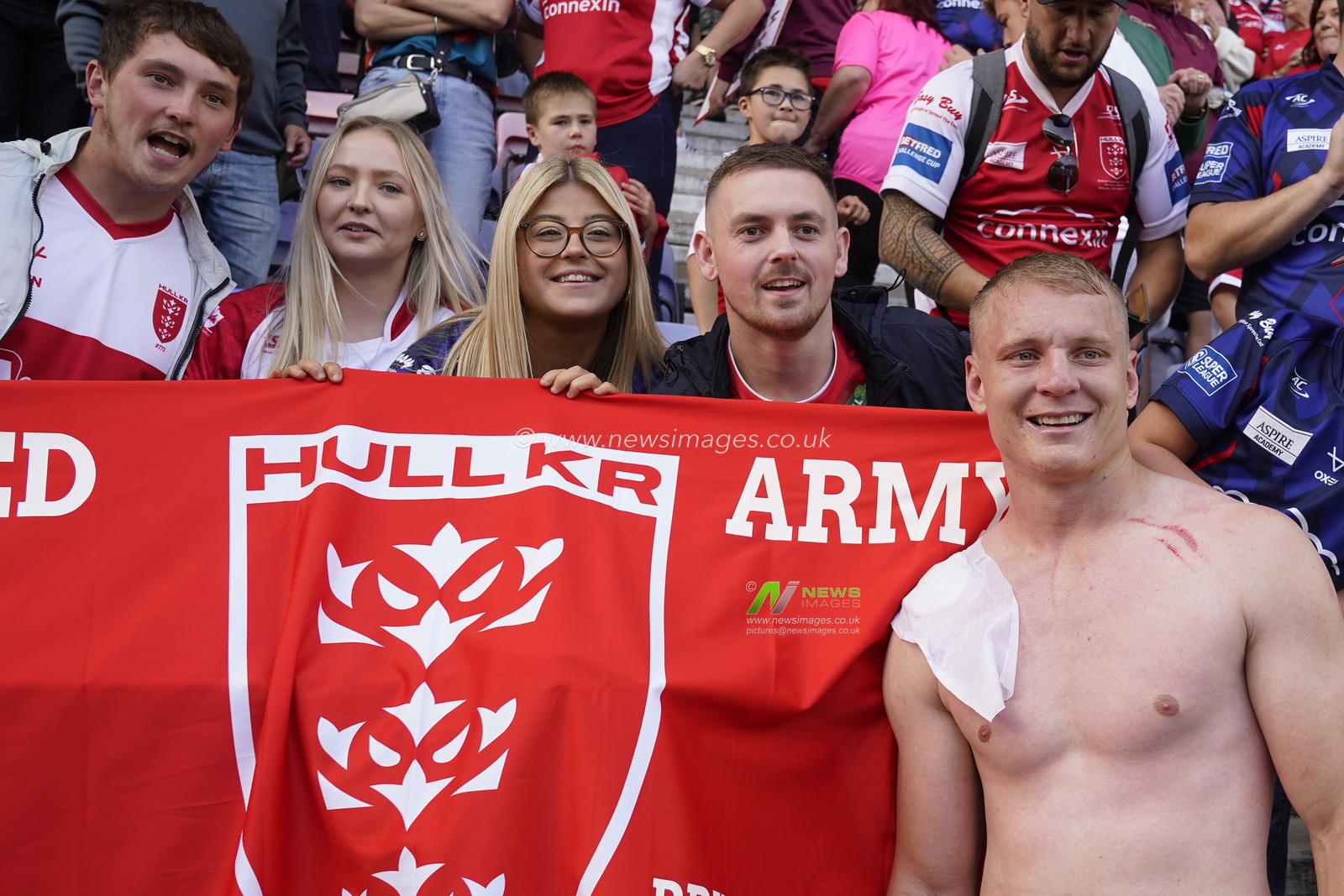 Brad Schneider #37 of Hull KR poses for a selfie with fans   after the Betfred Super League Semi Final match Wigan Warriors vs Hull KR at DW Stadium, Wigan, United Kingdom, 7th October 2023

(Photo by Steve Flynn/News Images)