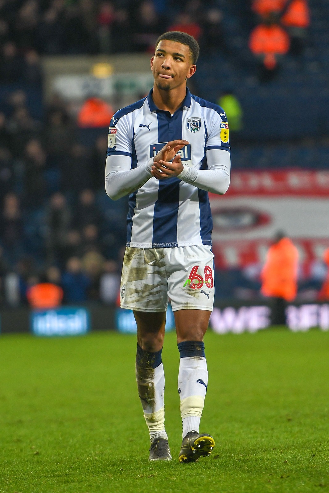2nd Febuary 2019, The Hawthorns, West Bromwich, England; Sky Bet Championship, West Bromwich Albion vs Middlesbrough ; Mason Holgate (68) of West Bromwich Albion thanks the crowd after the game


Credit: Gareth Dalley/News Images

English Football League images are subject to DataCo Licence