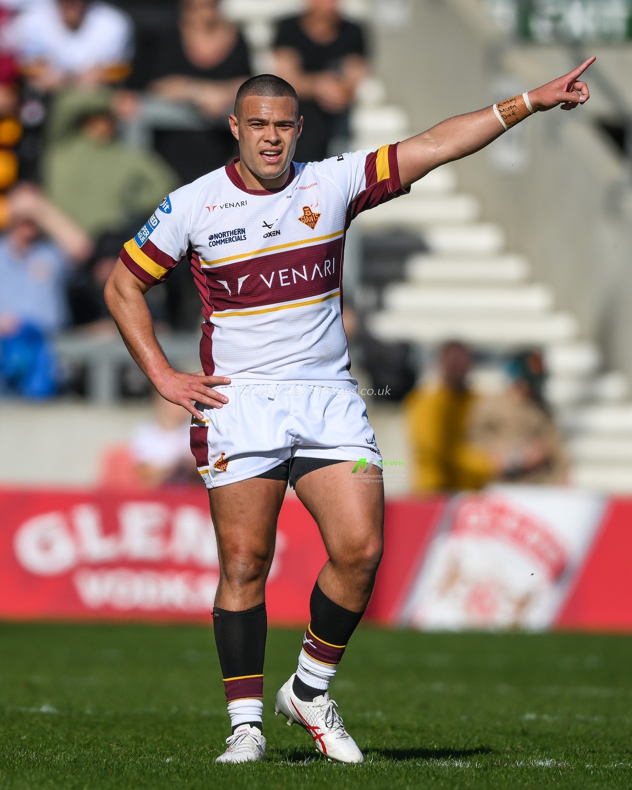 Tui Lolohea #6 of Huddersfield Giants gives his team instructions during the Betfred Super League Round 7 match Salford Red Devils vs Huddersfield Giants at AJ Bell Stadium, Eccles, United Kingdom, 2nd April 2023

(Photo by Craig Thomas/News Images)
