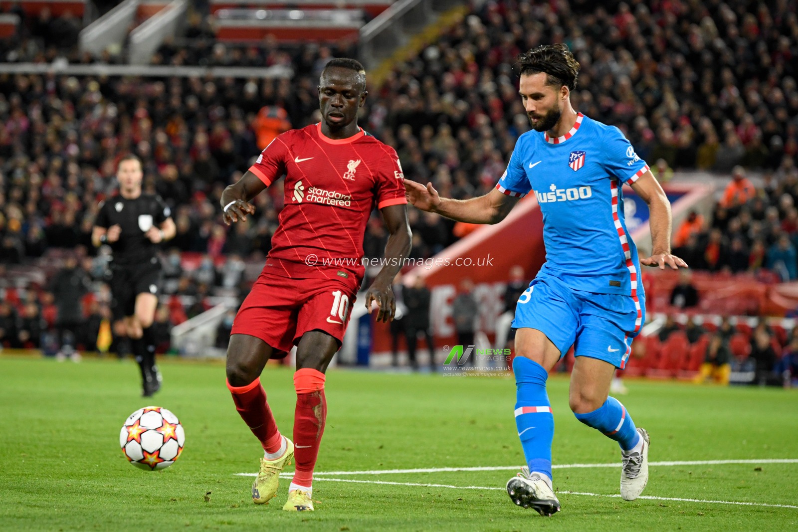 Sadio Mane #10 of Liverpool controls the ball