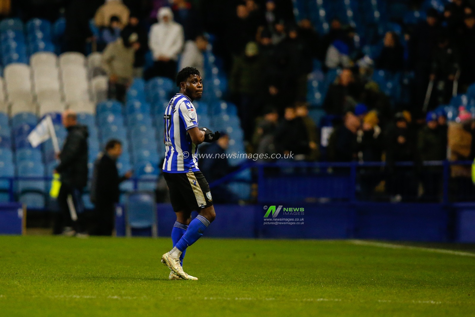 Fisayo Dele-Bashiru #17 of Sheffield Wednesday applauds fans after the Sky Bet League 1 match Sheffield Wednesday vs Port Vale at Hillsborough, Sheffield, United Kingdom, 29th December 2022

(Photo by Ben Early/News Images)