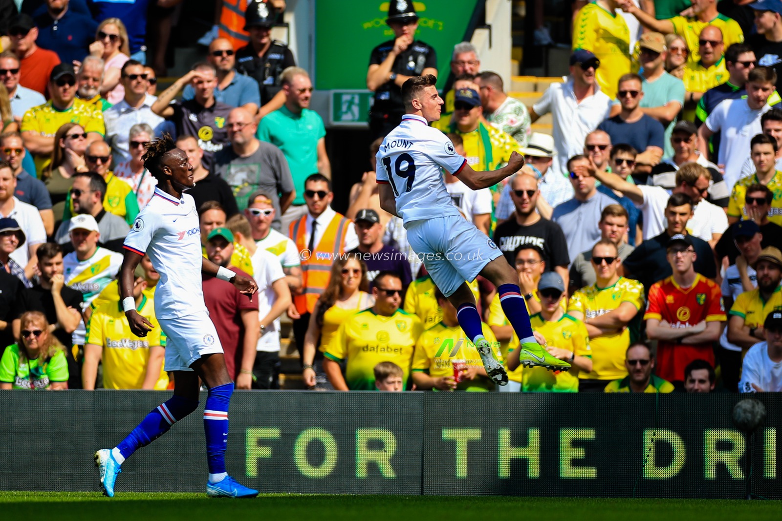 24th August 2019, Carrow Road, Norwich, England ; Premier League Football, Norwich City vs Chelsea  : Mason Mount (19) of Chelsea celebrates his goal to make it 1-2.


Credit: Georgie Kerr/News Images


Premier League/EFL Football images are subject to DataCo Licence