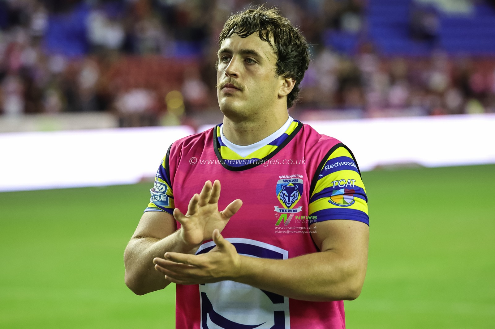 Max Wood of Warrington Wolves applauds the fans during the Betfred Super League round 18 match Wigan Warriors vs Warrington Wolves at The Brick Community Stadium, Wigan, United Kingdom on 10 July 2026

(Photo by Mark Cosgrove/News Images)