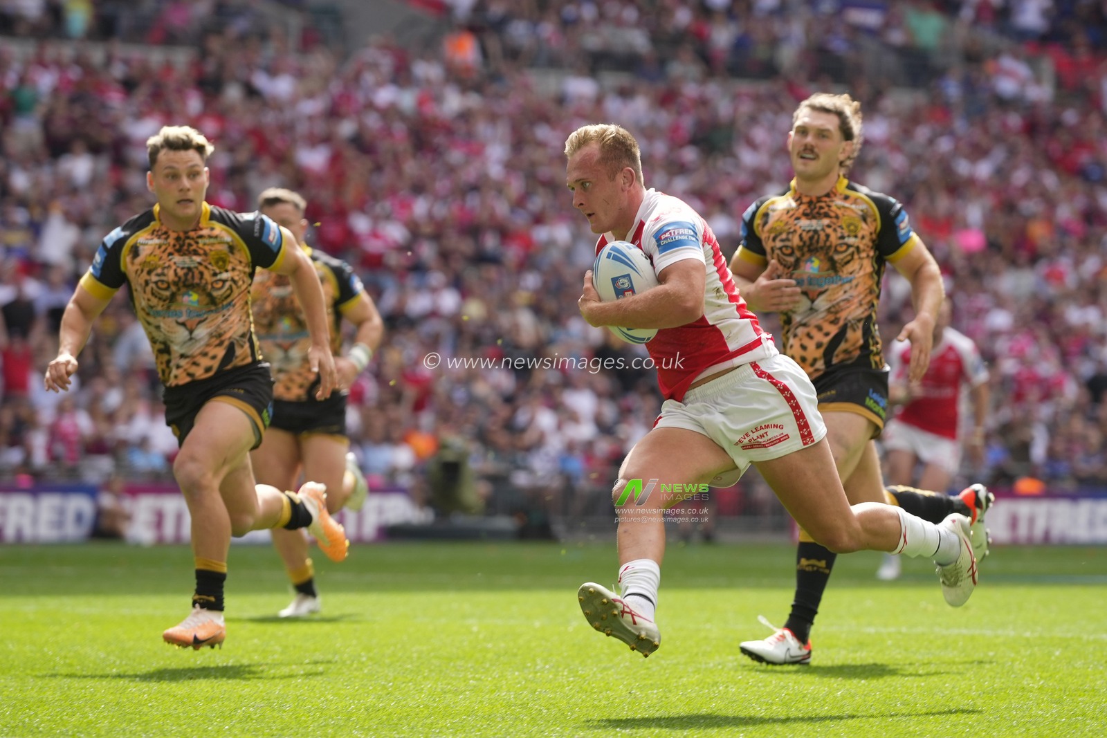 Jez Litten #14 of Hull KR breaks away to score a try during the Betfred Challenge Cup match Hull KR vs Leigh Leopards at Wembley Stadium, London, United Kingdom, 12th August 2023

(Photo by Steve Flynn/News Images)