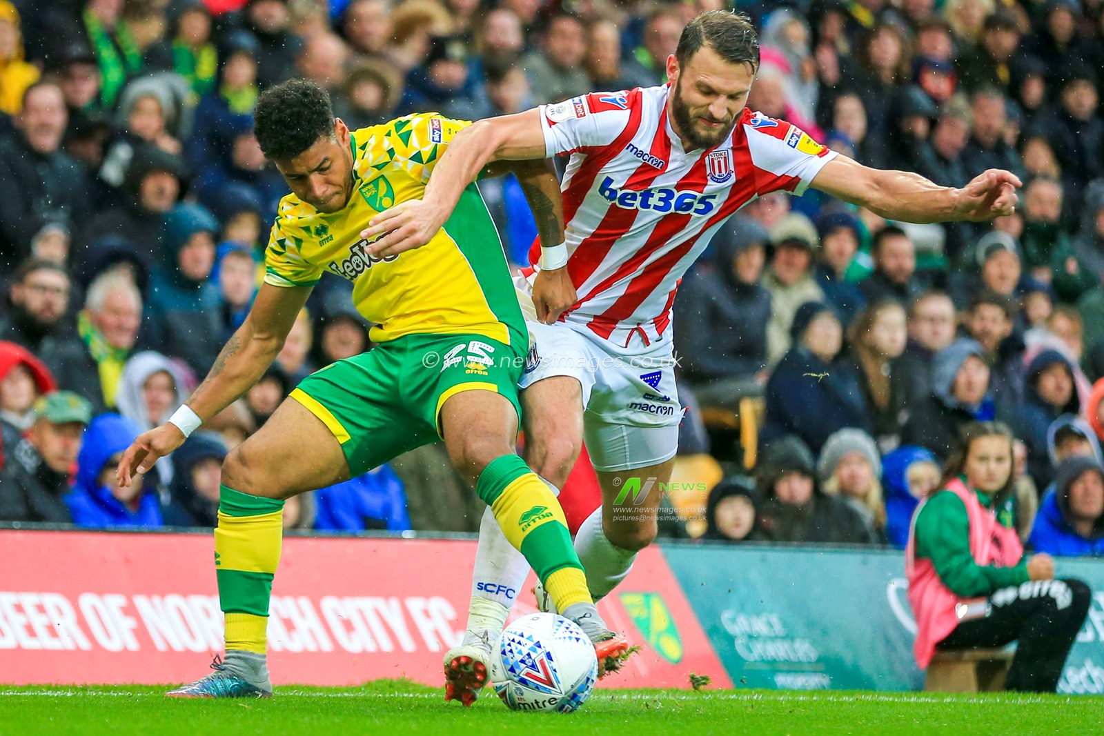 6th October 2018, Carrow Road, Norfolk, England; Sky Bet Championship, Norwich City v Stoke City ;  Onel Hernandez (25) of Norwich City and Erik Pieters (03) of Stoke City tussle for the ball.


Credit: Georgie Kerr/News Images

English Football League images are subject to DataCo Licence