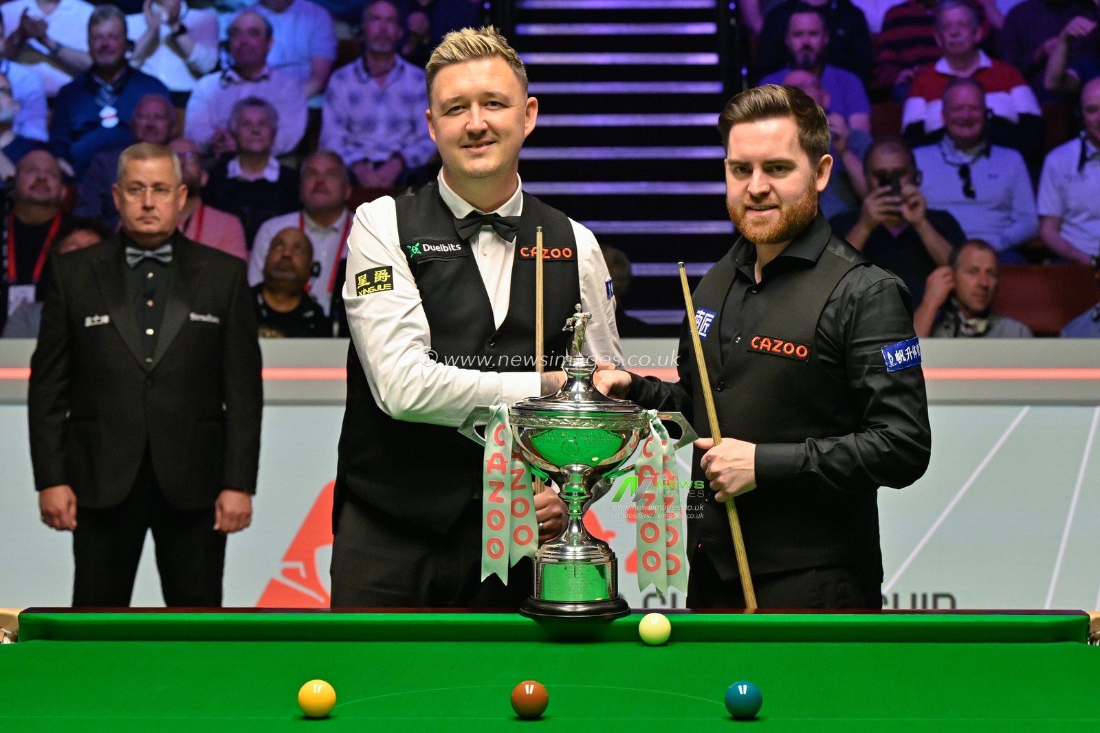 Jak Jones and Kyren Wilson shake hands ahead of the Cazoo World Championships 2024 Final at Crucible Theatre, Sheffield, United Kingdom, 5th May 2024

(Photo by Cody Froggatt/News Images)