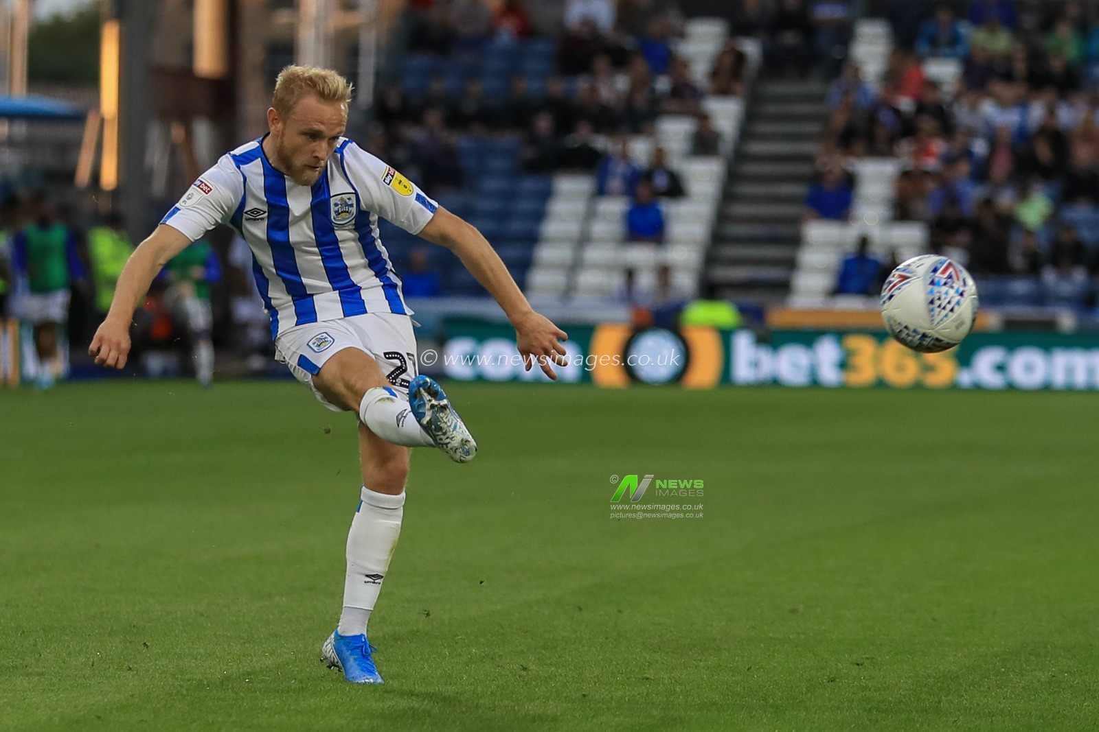 5th August 2019, John Smiths Stadium, Huddersfield England; Sky Bet Championship, Huddersfield Town vs Derby County ; Alex Pritchard (21) of Huddersfield Town crosses the ball 


Credit: Mark Cosgrove/News Images

English Football League images are subject to DataCo Licence