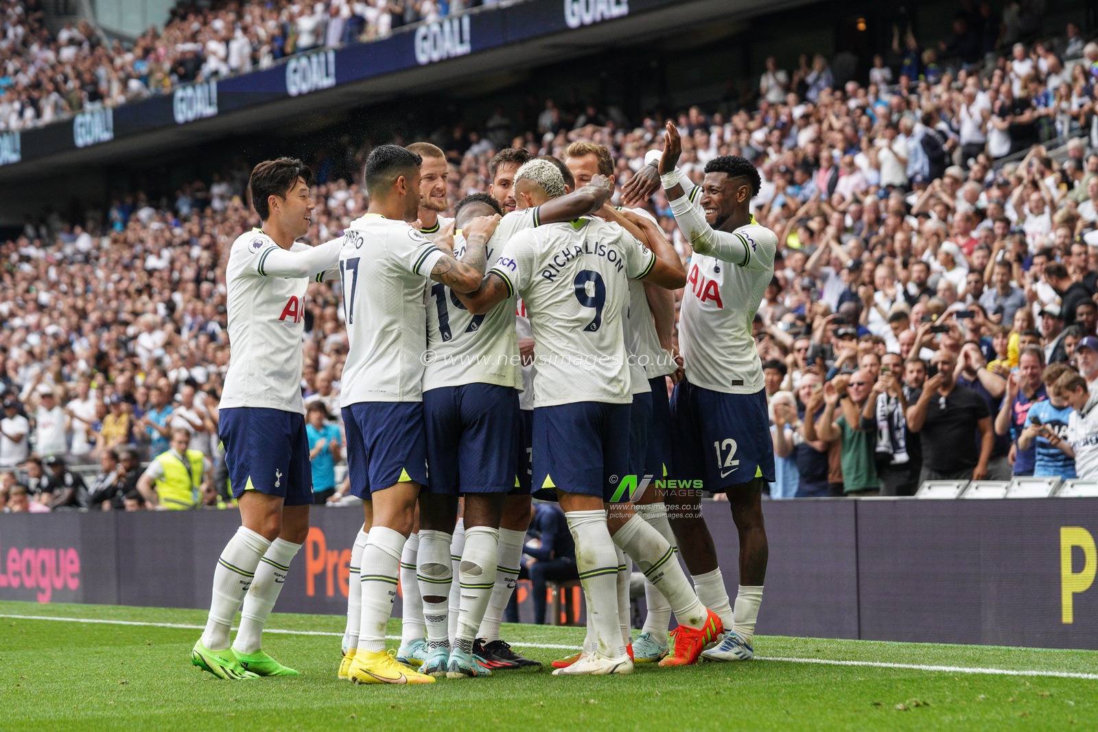 Pierre-Emile HÃ¸jbjerg #5 of Tottenham Hotspur celebrates his goal to make it 1-0 during the Premier League match Tottenham Hotspur vs Fulham at Tottenham Hotspur Stadium, London, United Kingdom, 3rd September 2022

(Photo by Richard Washbrooke/News Images)