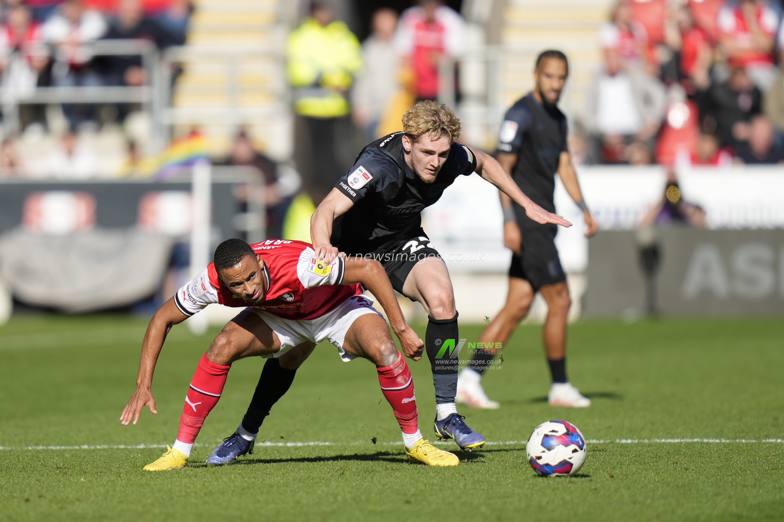 Jack Rudoni #22 of Huddersfield Town competes for the ball with Cohen Bramall #3 of Rotherham United during the Sky Bet Championship match Rotherham United vs Huddersfield Town at AESSEAL New York Stadium, Rotherham, United Kingdom, 15th October 2022

(Photo by Steve Flynn/News Images)