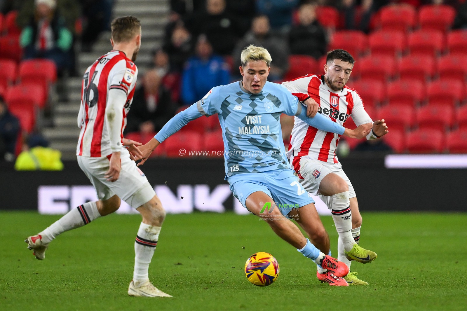 Rubin Colwill of Cardiff City breaks away from Lynden Gooch of Stoke City during the Sky Bet Championship match Stoke City vs Cardiff City at Bet365 Stadium, Stoke-on-Trent, United Kingdom, 14th December 2024

(Photo by Craig Thomas/News Images)