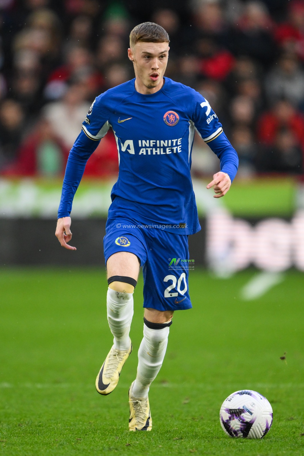 Cole Palmer of Chelsea makes a break with the ball during the Premier League match Sheffield United vs Chelsea at Bramall Lane, Sheffield, United Kingdom, 7th April 2024

(Photo by Craig Thomas/News Images)