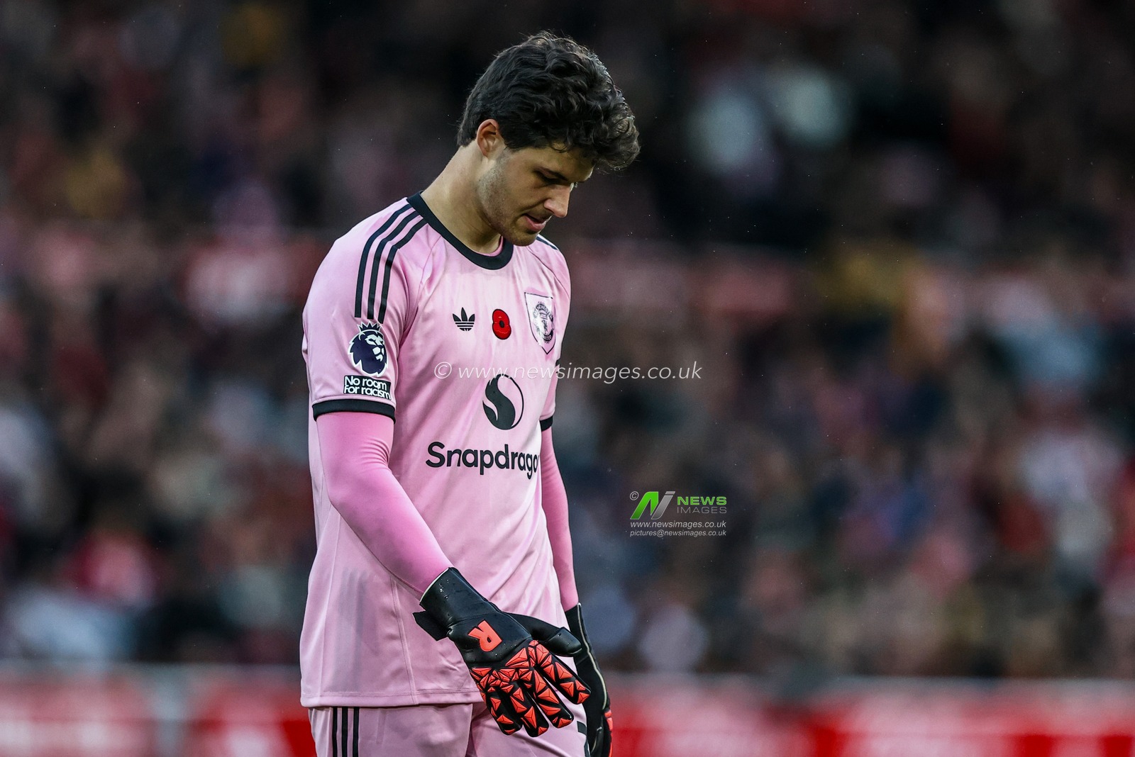Manchester United goalkeeper Senne Lammens during the Premier League match Nottingham Forest vs Manchester United at City Ground, Nottingham, United Kingdom, 1st November 2025

(Photo by Alfie Cosgrove/News Images)

*** GER AUT SUI OUT ***