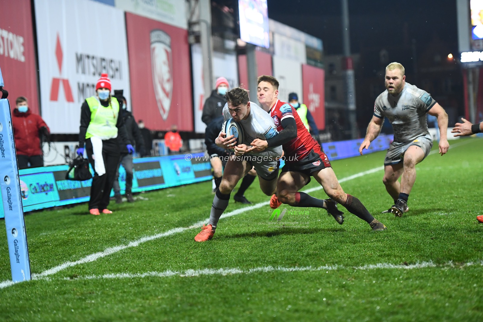 TOM ROEBUCK #14 of Sale Sharks drives for the try line.