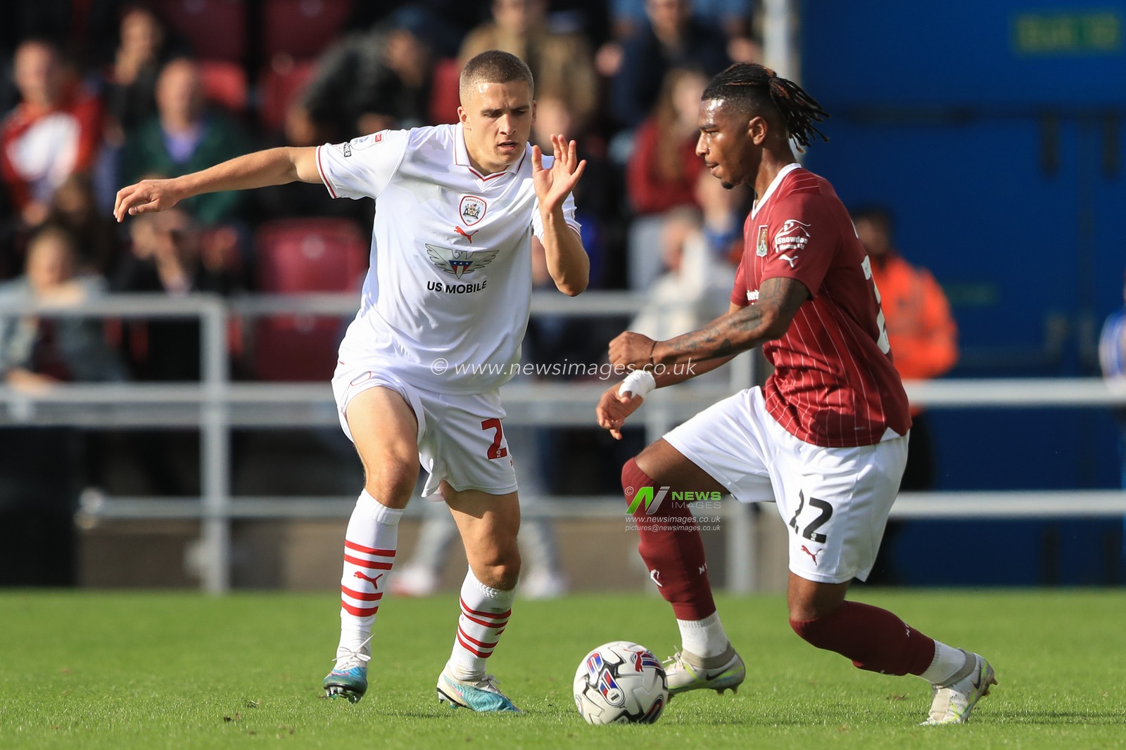 Owen Dodgson #29 of Barnsley pressures as Akinwale Odimayo #22 of Northampton Town breaks with the ball during the Sky Bet League 1 match Northampton Town vs Barnsley at Sixfields Stadium, Northampton, United Kingdom, 23rd September 2023

(Photo by Alfie Cosgrove/News Images)