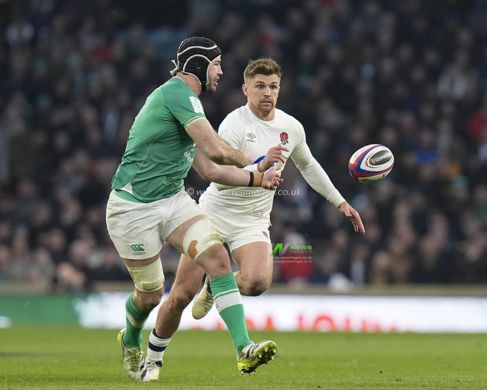 Caelan Doris of Ireland passes the ball during the 2024 Guinness 6 Nations match England vs Ireland at Twickenham Stadium, Twickenham, United Kingdom, 9th March 2024

(Photo by Steve Flynn/News Images)