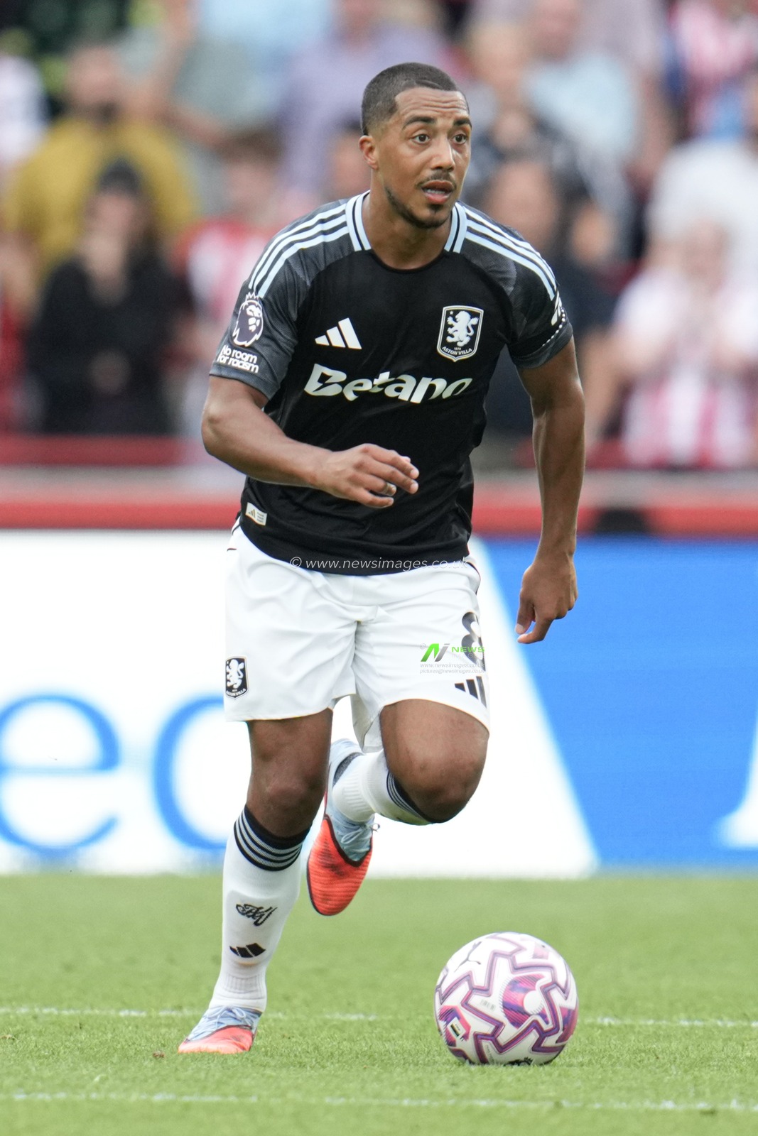 Youri Tielemans of Aston Villa on the ball during the Premier League match Brentford vs Aston Villa at The Gtech Community Stadium, London, United Kingdom, 23rd August 2025

(Photo by Harvey Murphy/News Images)