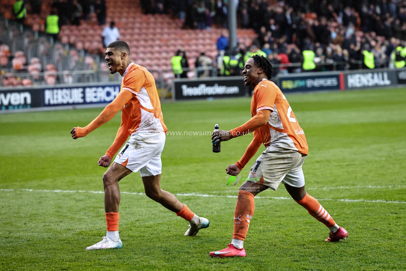 Goal scorers Ashley Fletcher and Niall Ennis of Blackpool celebrates the 2-1 win with the fans during the Sky Bet League 1 match Blackpool vs Bolton Wanderers at Bloomfield Road, Blackpool, United Kingdom, 29th March 2025

(Photo by Mark Cosgrove/News Images)