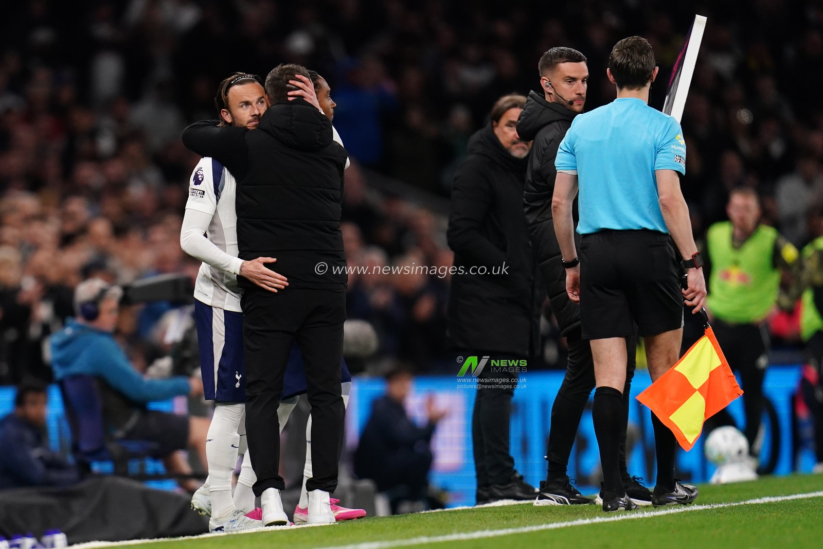 Roberto De Zerbi manager of Tottenham Hotspur and James Maddison of Tottenham Hotspur during the Premier League match Tottenham Hotspur vs Leeds United at Tottenham Hotspur Stadium, London, United Kingdom on 11 May 2026

(Photo by Harvey Murphy/News Images)