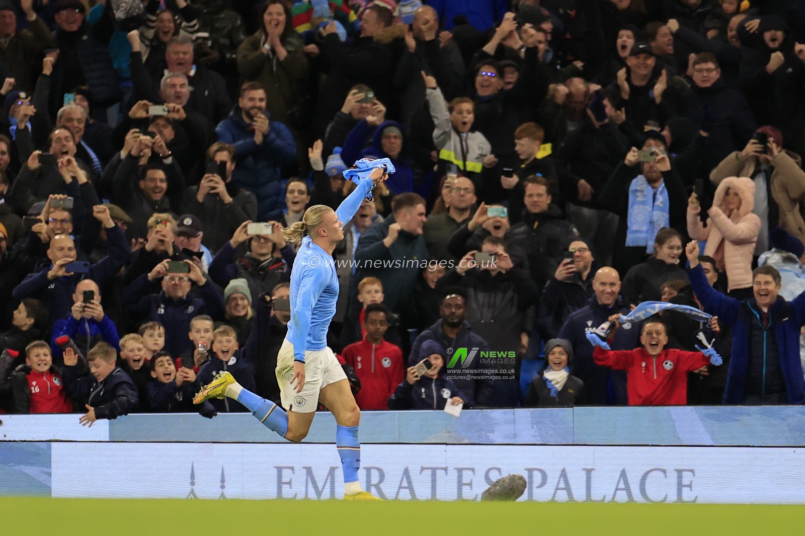 Erling Haaland #9 of Manchester City    celebrates scoring the winning goal in the 2-1 victory in the Premier League match Manchester City vs Fulham at Etihad Stadium, Manchester, United Kingdom, 5th November 2022

(Photo by Conor Molloy/News Images)