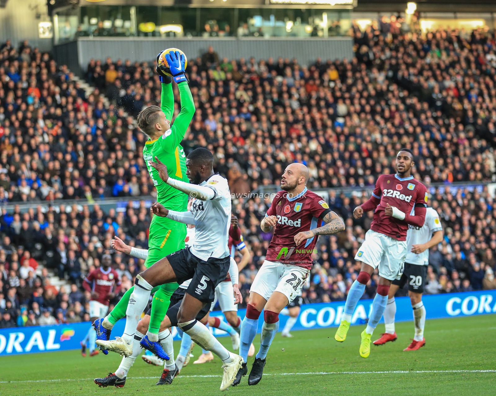 10th November 2018, Pride Park, Derby, England; Sky Bet Championship, Derby County v Aston Villa ; Orjan Nyland (01) of Aston Villa catches the ball as Fikayo Tomori (05) of Derby pressures 

Credit: Mark Cosgrove/News Images 

English Football League images are subject to DataCo Licence