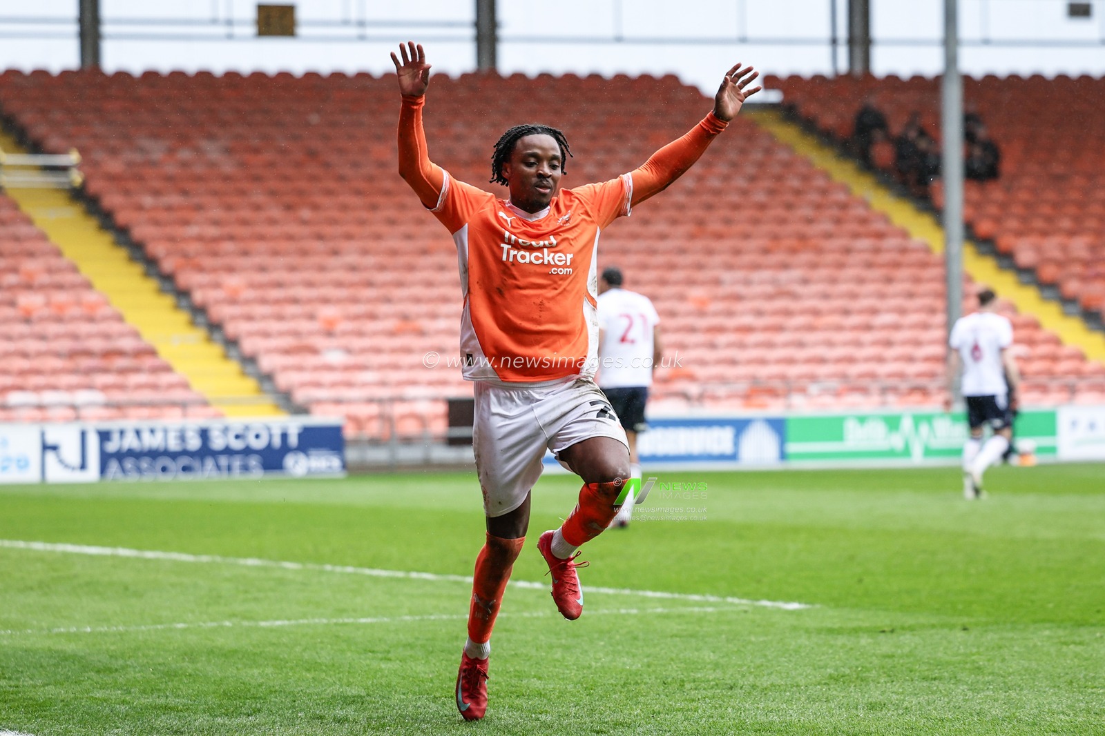 Niall Ennis of Blackpool celebrates his goal to make it 2-1 during the Sky Bet League 1 match Blackpool vs Bolton Wanderers at Bloomfield Road, Blackpool, United Kingdom, 29th March 2025

(Photo by Mark Cosgrove/News Images)