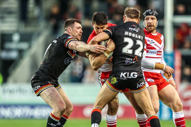 Shane Wright of St Helens is tackled by Ed Chamberlain of Bradford Bulls during the Betfred Super League round 4 match St Helens vs Bradford Bulls at The BrewDog Stadium, St Helens, United Kingdom on 07 March 2026

(Photo by Alfie Cosgrove/News Images)
