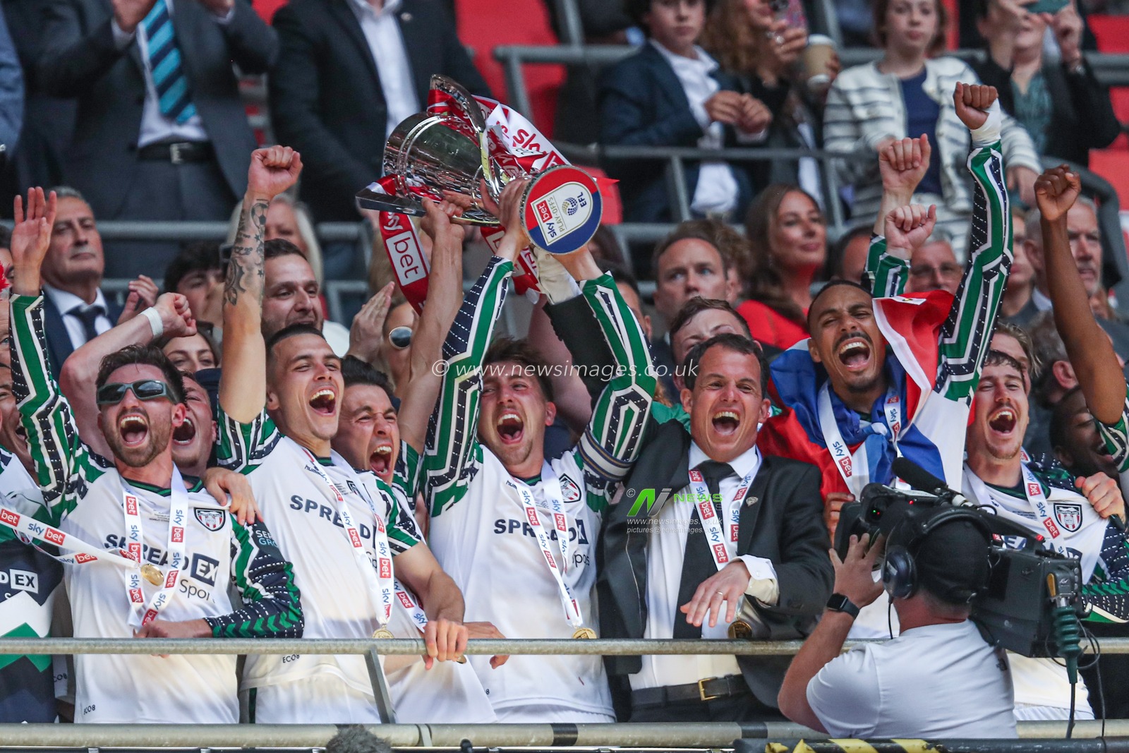 Sunderland lift the Championship Play-Off trophy and celebrate getting promoted back to the Premier League after the Sky Bet Championship Playoff Final match Sheffield United vs Sunderland at Wembley Stadium, London, United Kingdom, 24th May 2025

(Photo by Izzy Poles/News Images)