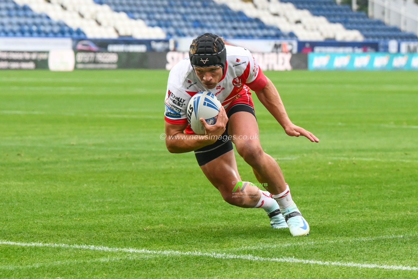 Jonny Lomax of St. Helens goes over for a try during the Betfred Super League Round 24 match Huddersfield Giants vs St Helens at John Smith's Stadium, Huddersfield, United Kingdom, 1st September 2024

(Photo by Craig Thomas/News Images)