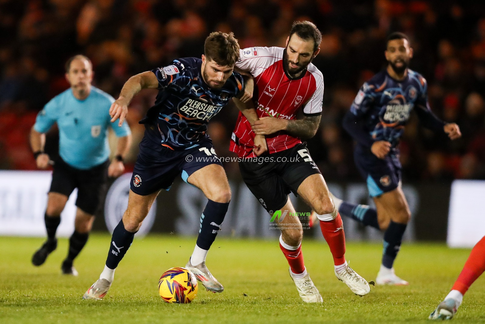 Tom Bloxhan of Blackpool is put under pressure by Adam Jackson of Lincoln City during the Sky Bet League 1 match Lincoln City vs Blackpool at Gelder Group Sincil Bank Stadium, Lincoln, United Kingdom, 28th January 2025

(Photo by Izzy Poles/News Images)