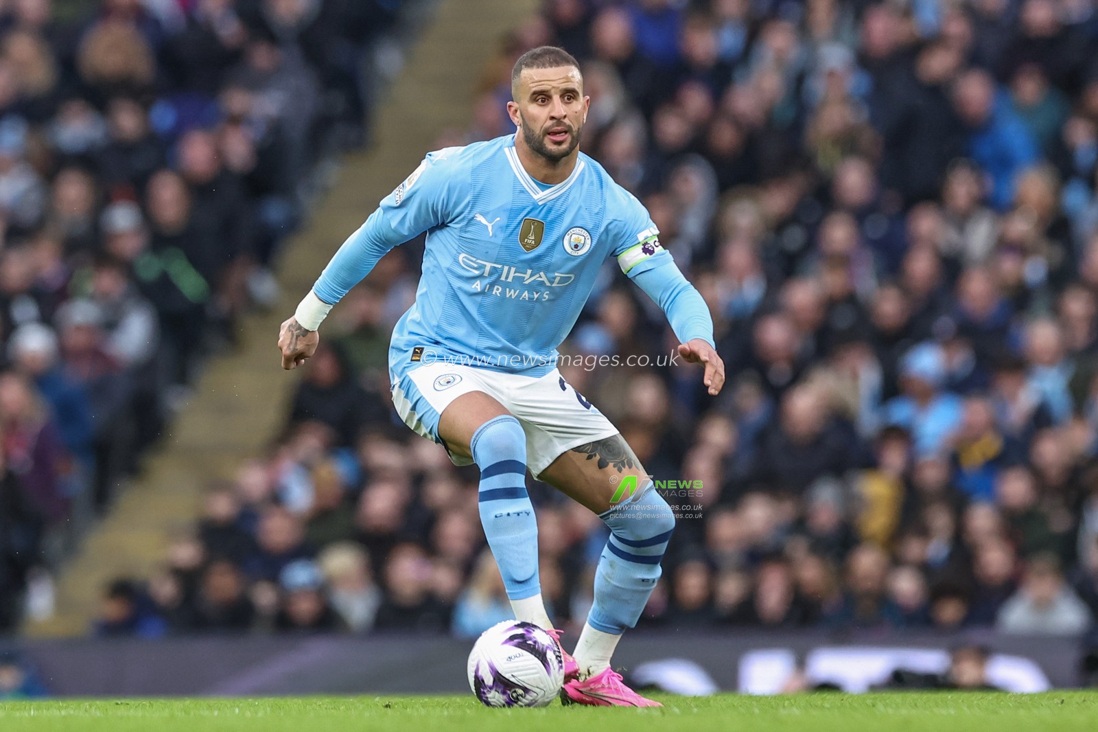 Kyle Walker of Manchester City controls the ball during the Premier League match Manchester City vs Manchester United at Etihad Stadium, Manchester, United Kingdom, 3rd March 2024

(Photo by Mark Cosgrove/News Images)