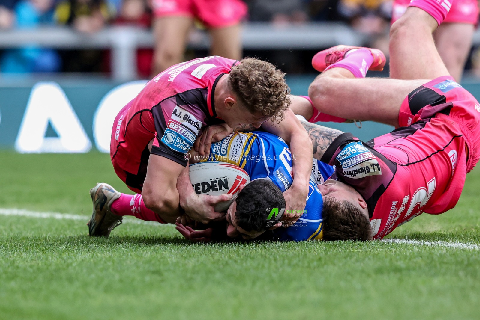 Jake Connor of Leeds Rhinos goes over for a try during the Betfred Super League Round 3 match Leeds Rhinos vs Castleford Tigers at Headingley Stadium, Leeds, United Kingdom, 2nd March 2025

(Photo by Alfie Cosgrove/News Images)