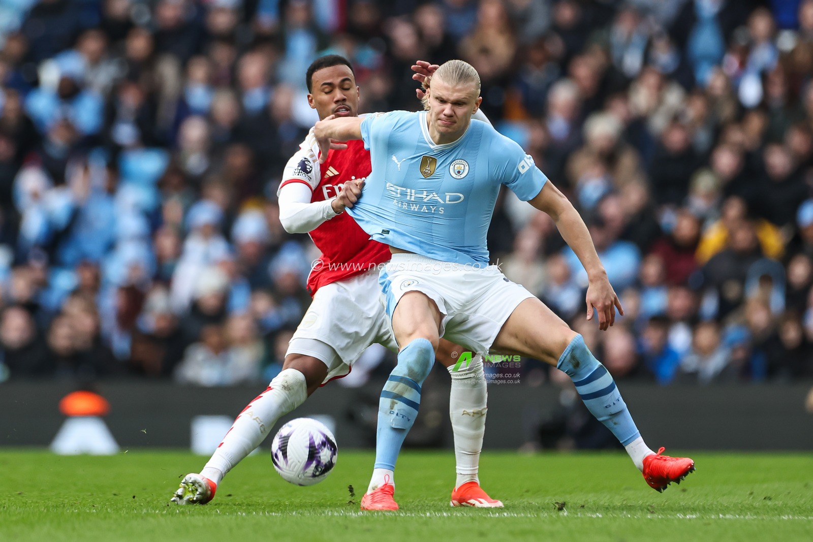 Gabriel of Arsenal and Erling Haaland of Manchester City battle for the ball during the Premier League match Manchester City vs Arsenal at Etihad Stadium, Manchester, United Kingdom, 31st March 2024

(Photo by Mark Cosgrove/News Images)