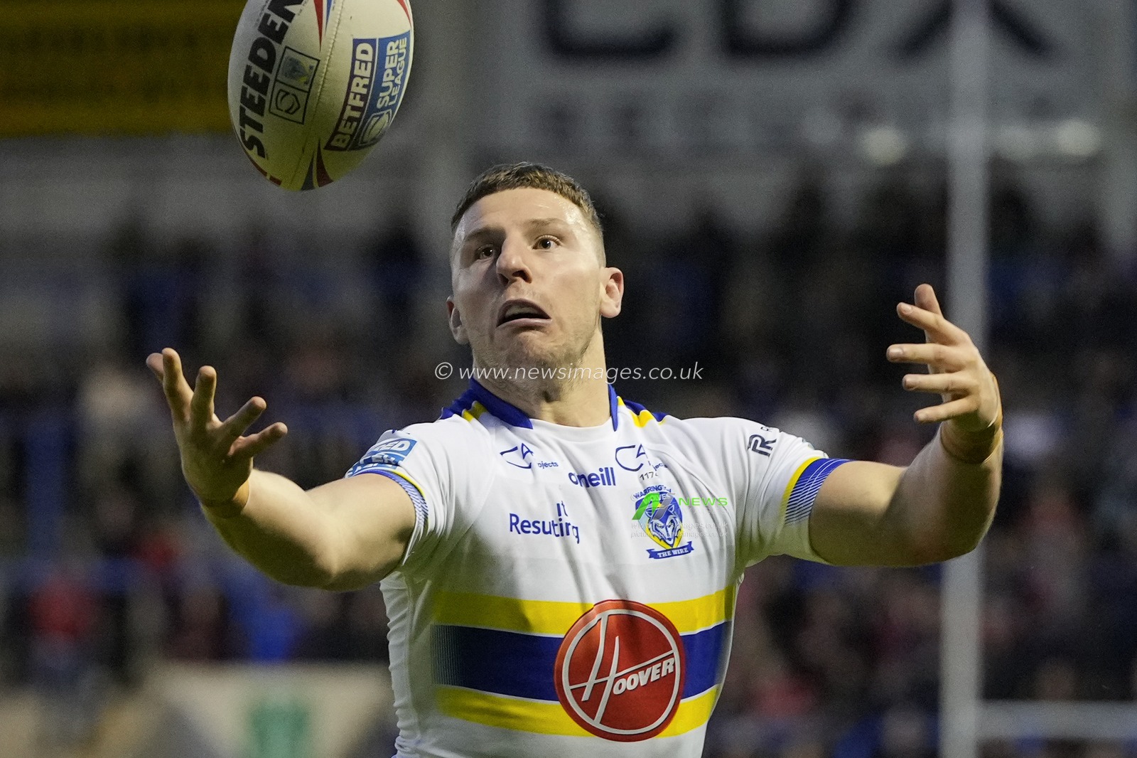 George Williams #6 of Warrington Wolves juggles the ball during the Betfred Super LeagueRound 12 match Warrington Wolves vs Hull KR at Halliwell Jones Stadium, Warrington, United Kingdom, 12th May 2023

(Photo by Steve Flynn/News Images)