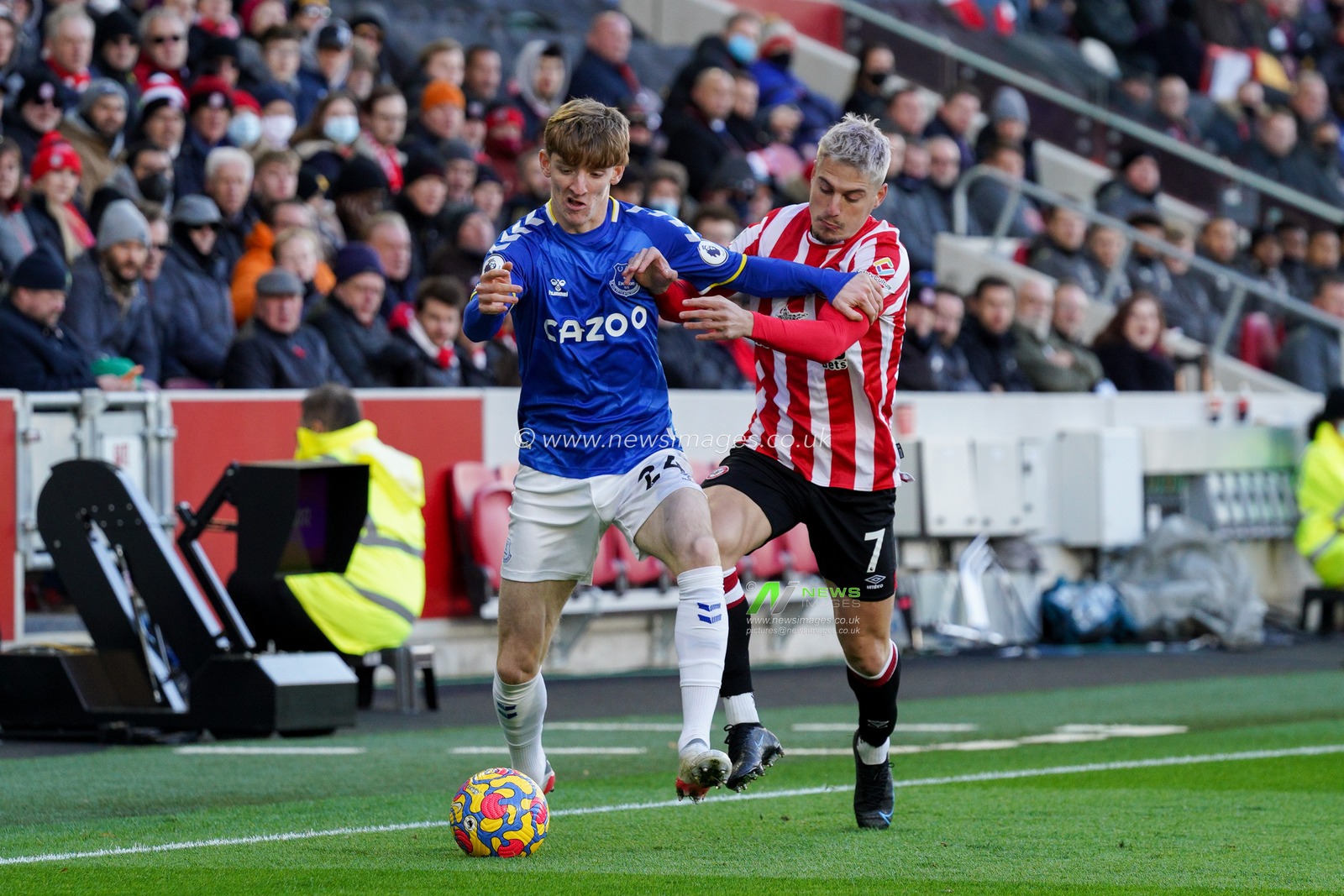 Anthony Gordon #24 of Everton battle for the ball Sergi Canos #7 of Brentford