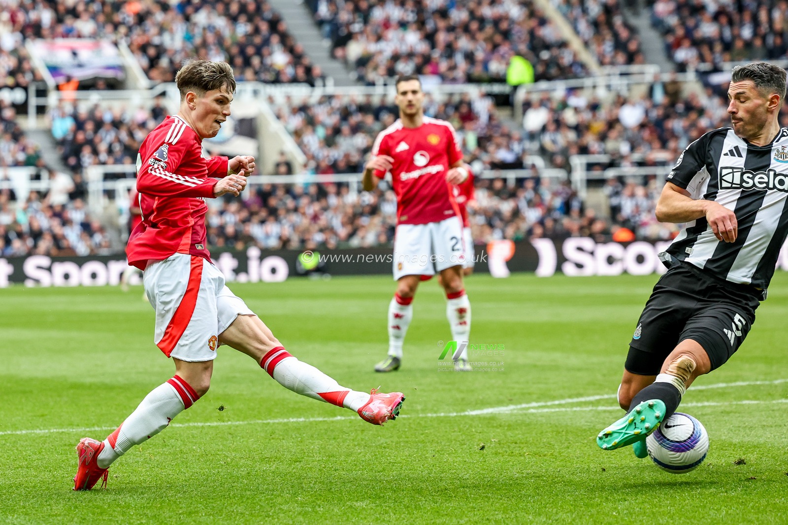 Alejandro Garnacho of Manchester United scores to make it 1-1 during the Premier League match Newcastle United vs Manchester United at St. James's Park, Newcastle, United Kingdom, 13th April 2025

(Photo by Mark Cosgrove/News Images)
