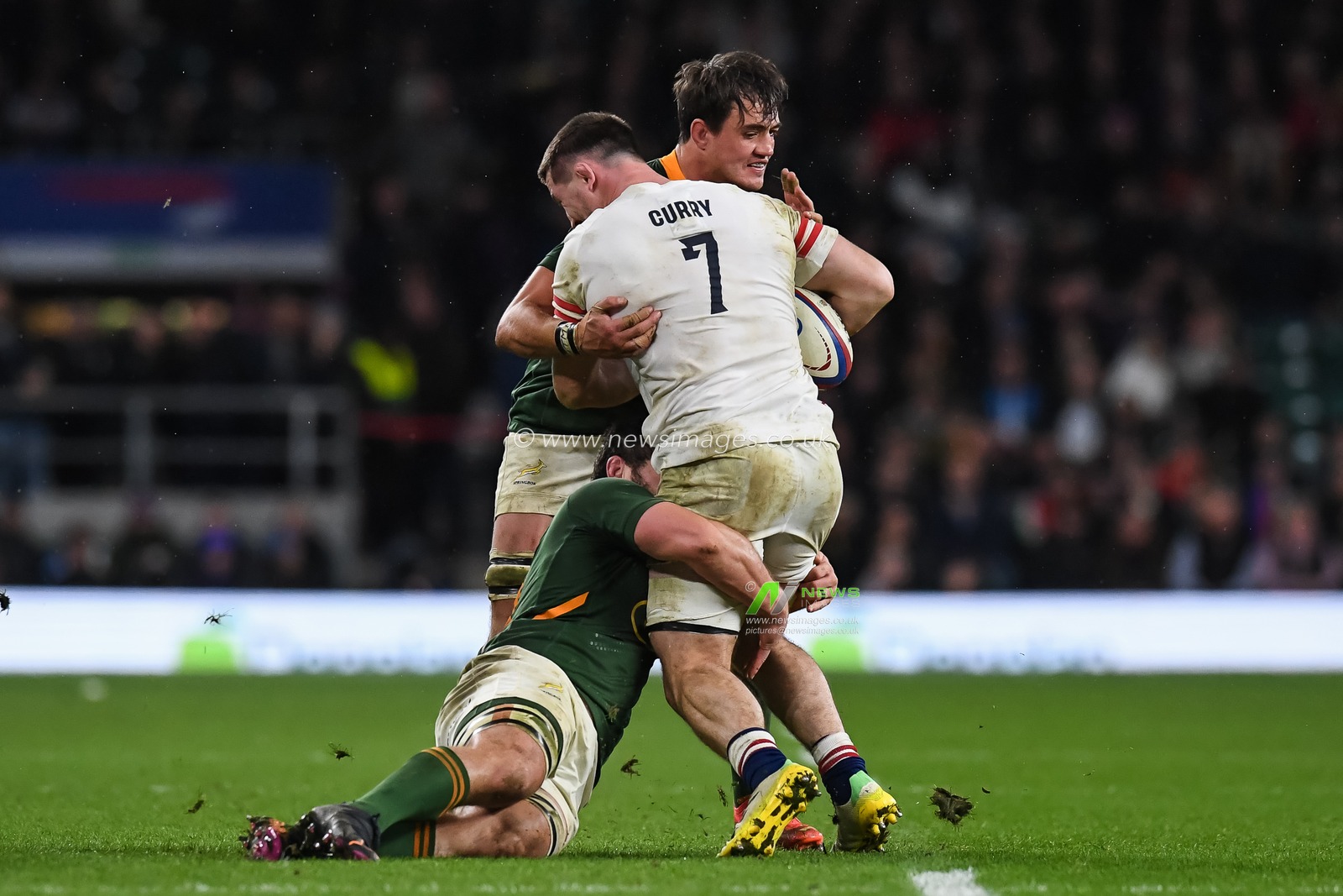 Tom Curry of England is tackled by Franco Mostert of South Africa during the Autumn internationals match England vs South Africa at Twickenham Stadium, Twickenham, United Kingdom, 26th November 2022

(Photo by Mike Jones/News Images)