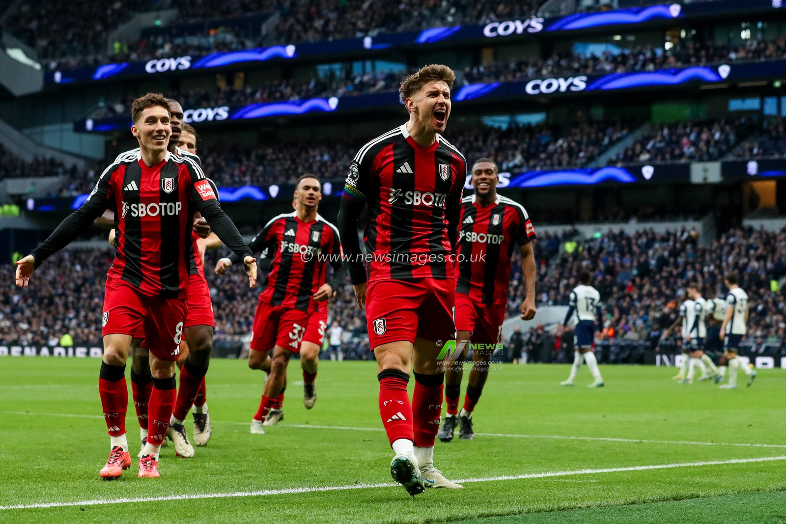 Tom Cairney of Fulham celebrates his goal to make it 1-1 during the Premier League match Tottenham Hotspur vs Fulham at Tottenham Hotspur Stadium, London, United Kingdom, 1st December 2024

(Photo by Izzy Poles/News Images)